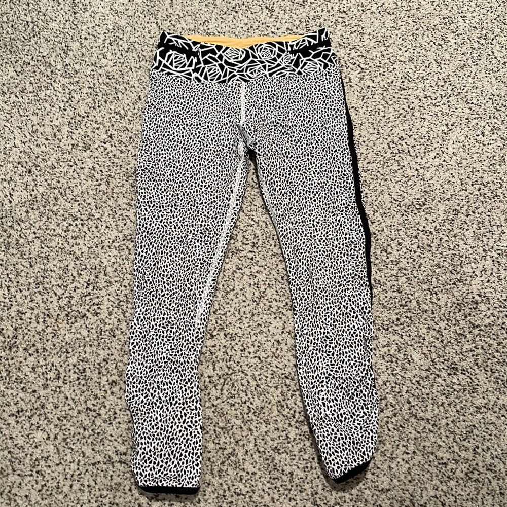 Like new, patterned 7/8 Lululemon leggings